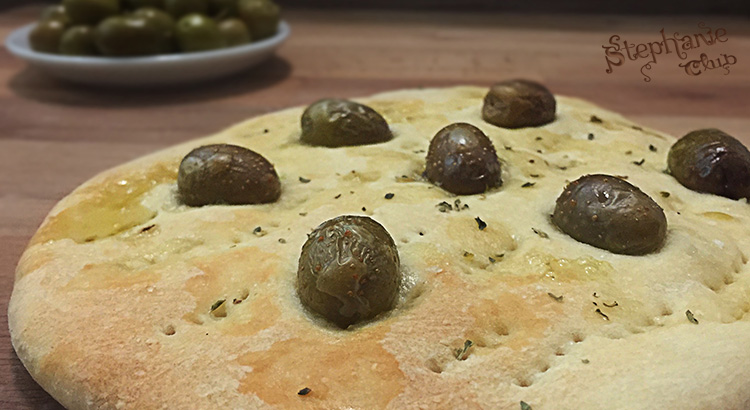 Focaccine bianche alla birra con olive e rosmarino senza lattosio