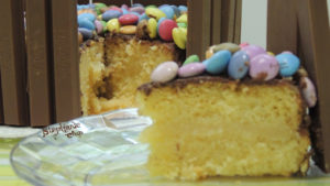 KitKat & Smarties Cake - La torta snack che spopola sul web